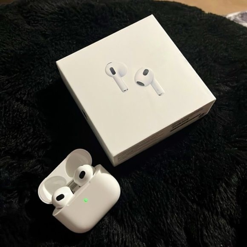 Gen 3 AirPods with Charging Case (slightly used)